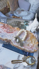 將影片載入圖庫檢視器並播放，Pink Amethyst Slab on Black Stand - 1.75kg #46
