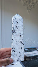 將影片載入圖庫檢視器並播放，Black &amp; White Quartz Tower - 689g #118
