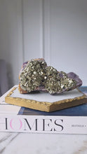將影片載入圖庫檢視器並播放，Pyrite on Fluorite Cluster - 506g #130
