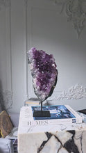 將影片載入圖庫檢視器並播放，Amethyst Cluster on Black Stand - 2.77kg #137

