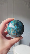 將影片載入圖庫檢視器並播放，Blue Apatite Sphere - 390g #77
