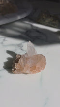 ギャラリービューアPeach Himalayan Quartz Cluster - small 149g #426に読み込んでビデオを見る
