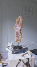 將影片載入圖庫檢視器並播放，Pink Amethyst Slab on Black Stand - 1.68kg #49
