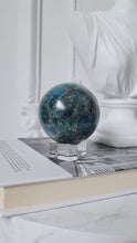 將影片載入圖庫檢視器並播放，Blue Apatite Sphere - 396g #71
