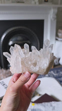 Cargar y reproducir el video en el visor de la galería, Himalayan Quartz Cluster - 543g #551

