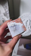 將影片載入圖庫檢視器並播放，Druzy Pink &amp; Blue Agate Cube - 156g #93

