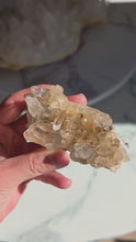 ギャラリービューアGolden Himalayan Quartz Cluster - 148g #415に読み込んでビデオを見る
