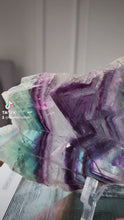 將影片載入圖庫檢視器並播放，Rainbow Fluorite Slab - 685g #123
