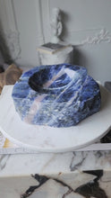 將影片載入圖庫檢視器並播放，Sodalite Bowl - 2.02kg #138
