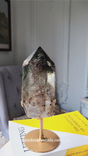 將影片載入圖庫檢視器並播放，Garden Quartz / Lodolite Tower on Gold Satnd - 997g #167
