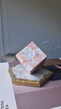 將影片載入圖庫檢視器並播放，Druzy Pink &amp; Blue Agate Cube - 185g #1
