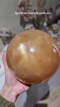 비디오를 갤러리 뷰어 Large Asterism Golden Honey Calcite Sphere - 3.26kg #S1에 로드 및 재생
