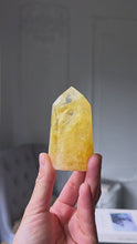 Laden und Abspielen von Videos im Galerie-Viewer, Golden Healer Quartz Tower - small 157g #510
