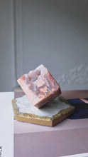 將影片載入圖庫檢視器並播放，Druzy Pink &amp; Blue Agate Cube - 166g #443
