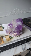 비디오를 갤러리 뷰어 Elestial Amethyst Half Raw Half Polished Cluster - 968g #18에 로드 및 재생
