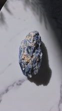 ギャラリービューアBlue Kyanite &amp; Matrix - 1.35kg #10に読み込んでビデオを見る
