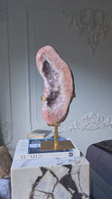 비디오를 갤러리 뷰어 Large Pink Amethyst Geode / Slab on Gold Stand - 6.22kg #926에 로드 및 재생
