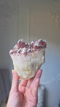 ギャラリービューアRed Phantom Quartz Cluster on Rose Gold Stand - 572g #150に読み込んでビデオを見る
