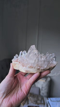 Laden und Abspielen von Videos im Galerie-Viewer, High Grade Himalayan Quartz Cluster - Pink Hue 490g #572
