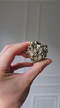 將影片載入圖庫檢視器並播放，Pyrite Piece / Cluster - small 76g
