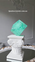 將影片載入圖庫檢視器並播放，Green Fluorite Cube - 534g #953
