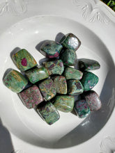 將圖片載入圖庫檢視器 Ruby &amp; Fuchsite Tumbled Stones
