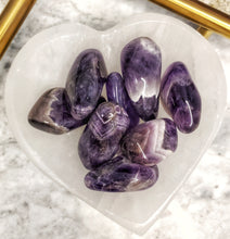 將圖片載入圖庫檢視器 Chevron Amethyst Tumbled Stones
