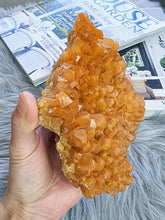 画像をギャラリービューアに読み込む, Orange Calcite Cluster #53
