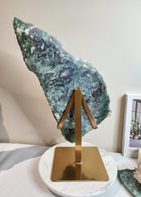 將圖片載入圖庫檢視器 Moss Agate Slab on Gold Metal Stand - 2.96kg #3
