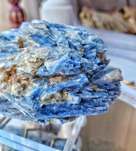 Cargar imagen en el visor de la galería, Blue Kyanite &amp; Matrix - 1.35kg #10
