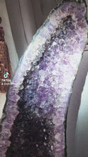 將影片載入圖庫檢視器並播放，Large Amethyst Cave - Extra Quality 19.11kg
