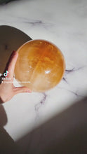 將影片載入圖庫檢視器並播放，Golden Honey Calcite Sphere - Extra Large 7.35kg
