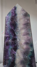 將影片載入圖庫檢視器並播放，Large Rainbow Fluorite Tower - 816g #979
