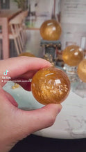 將影片載入圖庫檢視器並播放，Golden Honey Calcite Sphere - extra small
